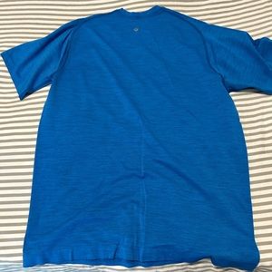 Men’s Lululemon metal vent tech shirt.